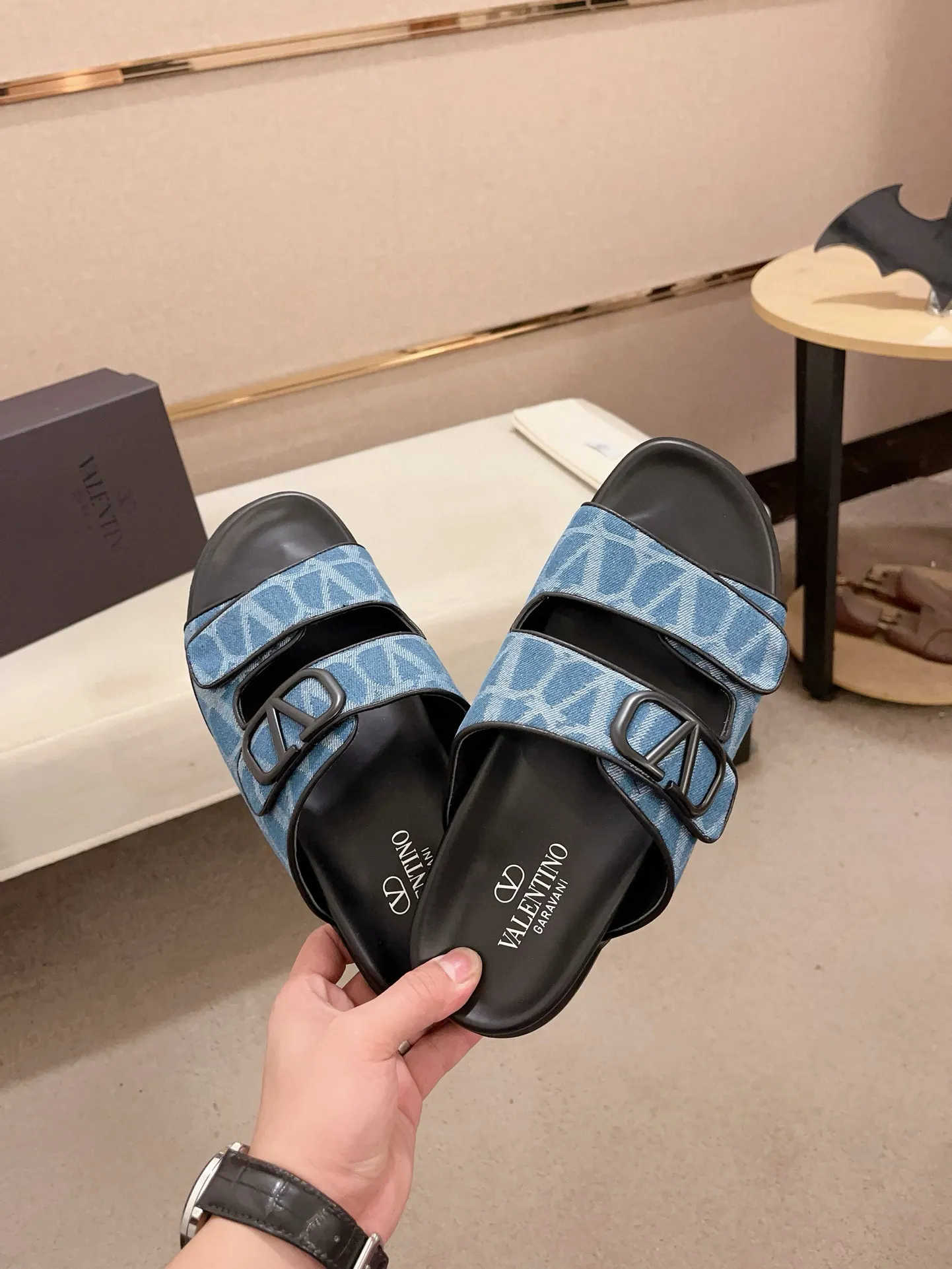 Men's shoes💰: 440💰[Valentino] New men's boutique slippers, counter quality, classic plaid, the actual workmanship is quite complex🔰The uppers are made of imported fabrics➕🐑Sheepskin lining, which tests the craftsman's craftsmanship➕original PU outsole. Size: 38-44 (45 can be customized, non-refundable)